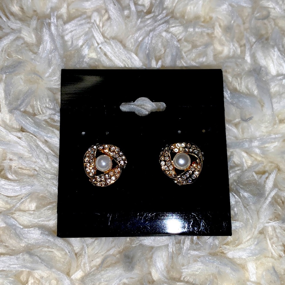New Elegant Gold and Pearl Earrings